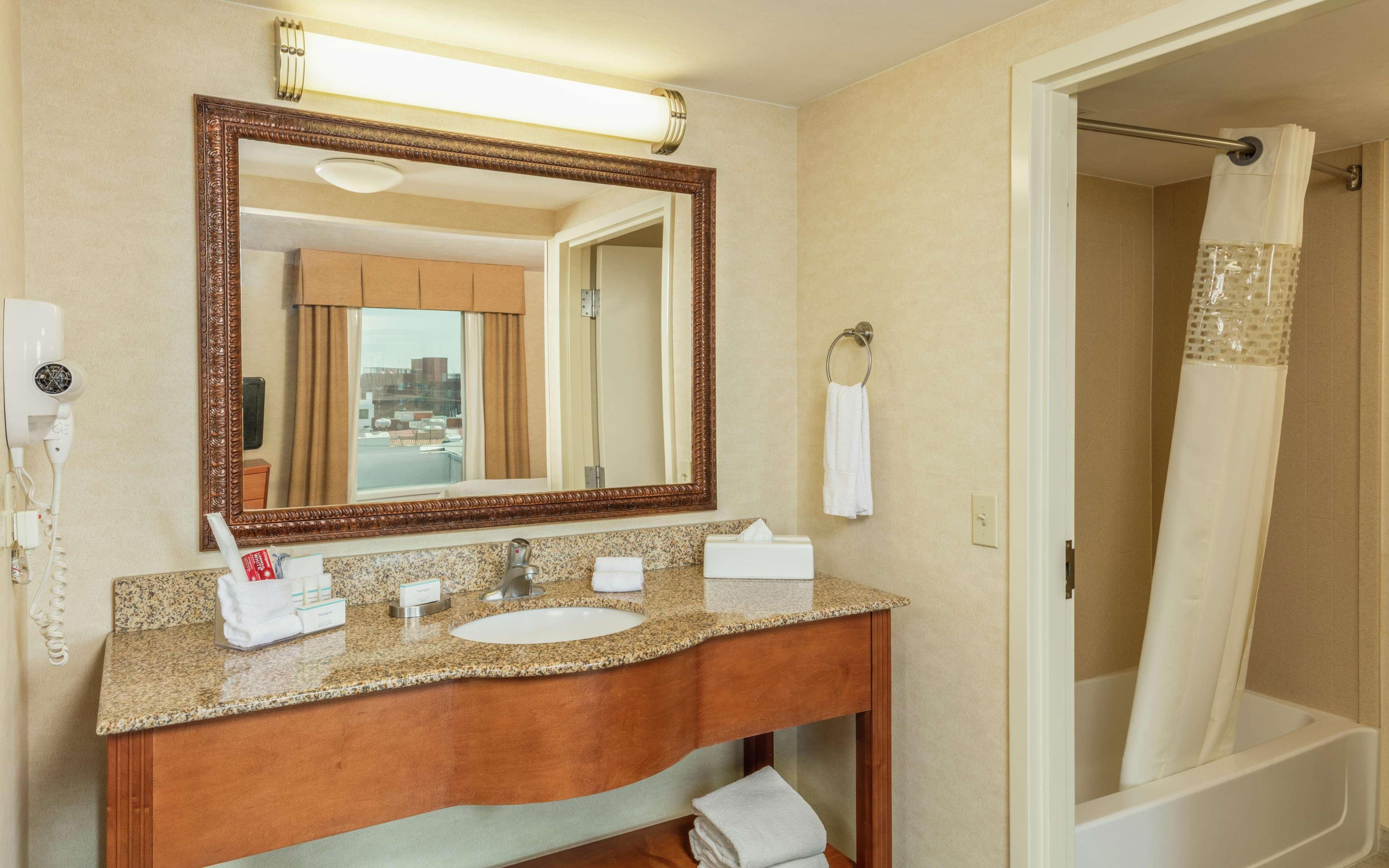 Hampton By Hilton Tecnologico Hotel